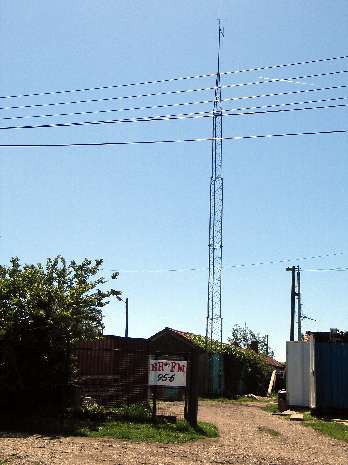 Antenna from gates