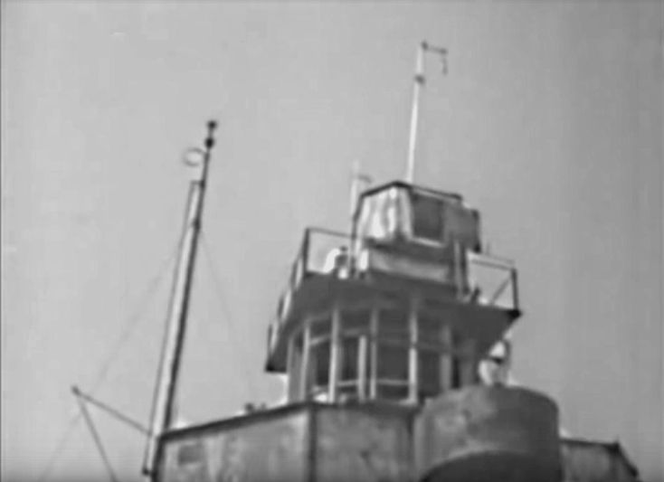 Ships mast antenna arrangement