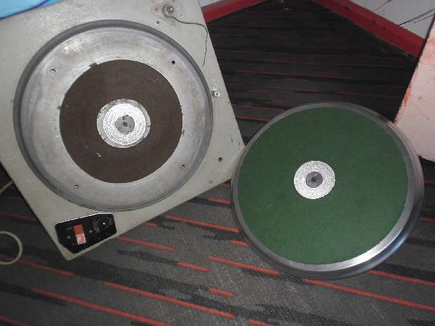 Compare turntable platters Deck 2 left