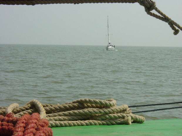 Yacht approaches starboard