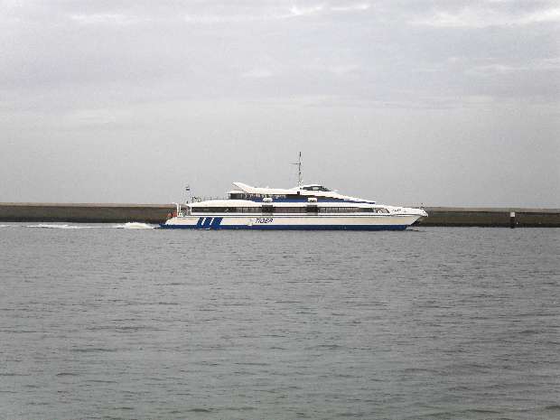 Seacat Tiger enters harbour 2