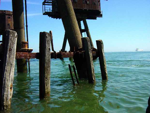 Red Sands Army Forts G1 Gun alongside Tower legs Red Sands Army Forts G1 Gun alongside Tower legs